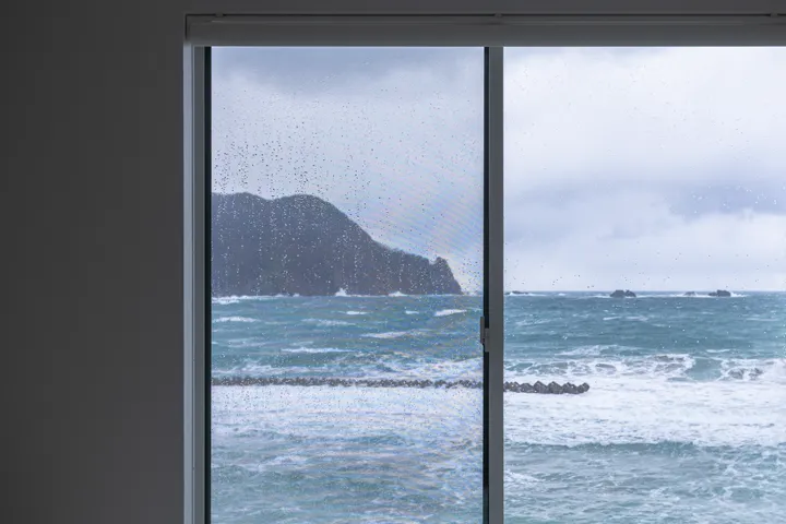 寝室2からみる冬の海