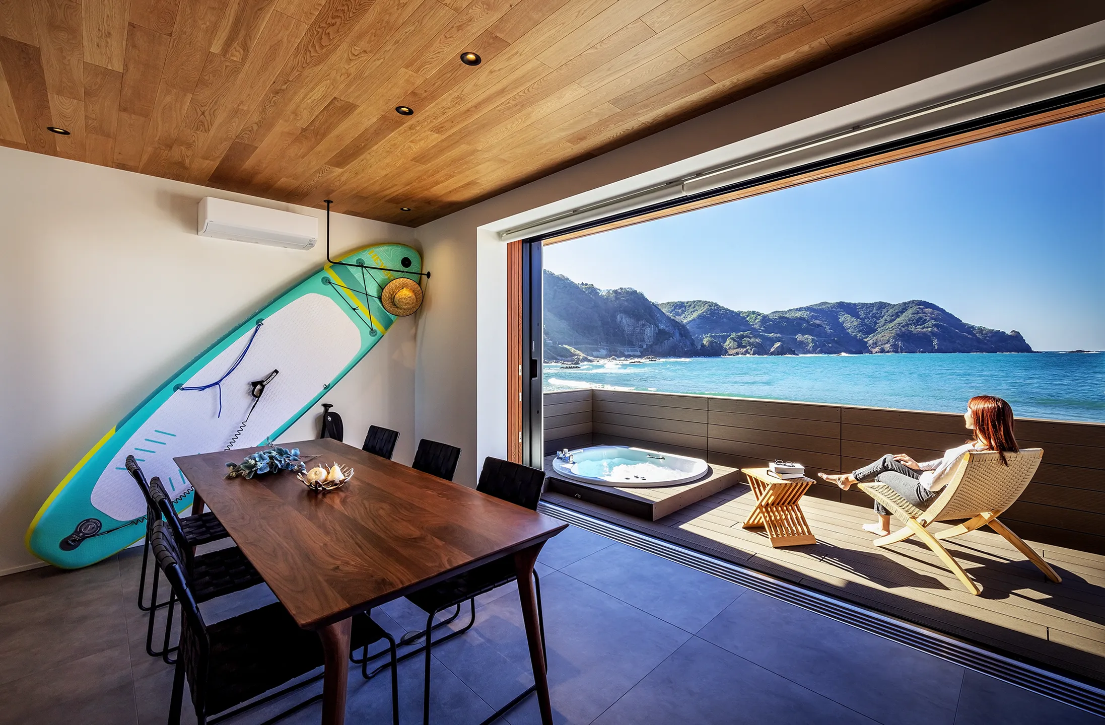 外部デッキで過ごすようす