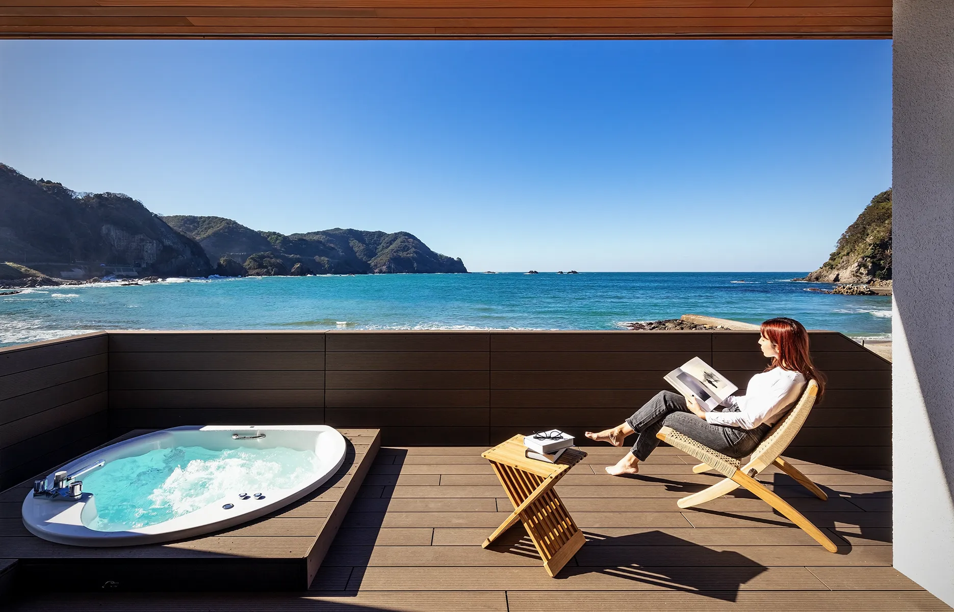 外部デッキから切浜の海をのぞむ