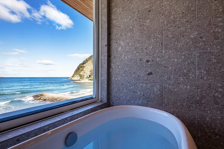 バスルームから眺める淀の洞門