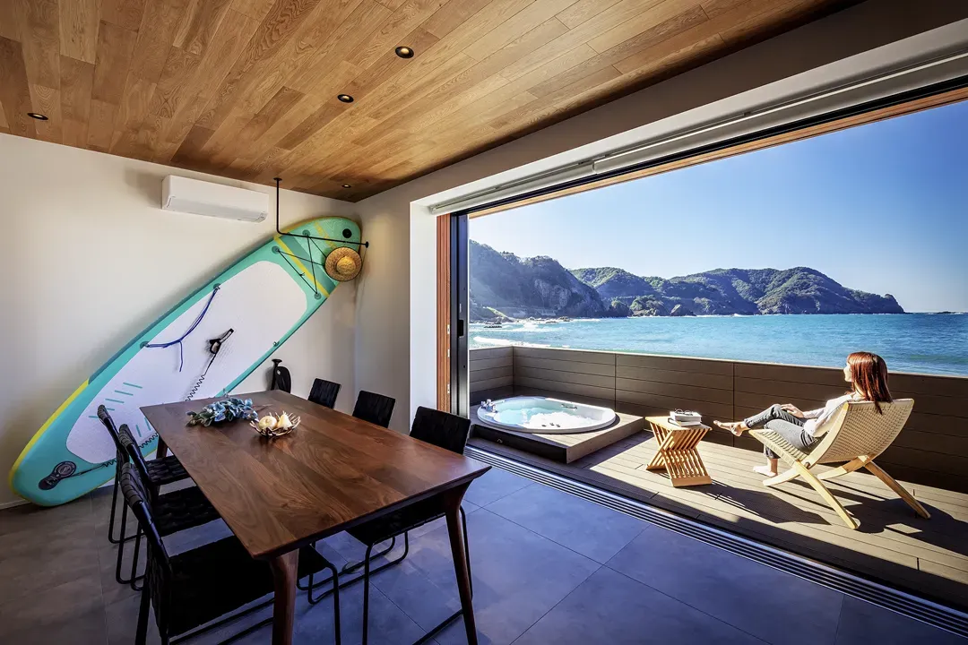 MOMENTS – 外部デッキで眺めを楽しむ様子