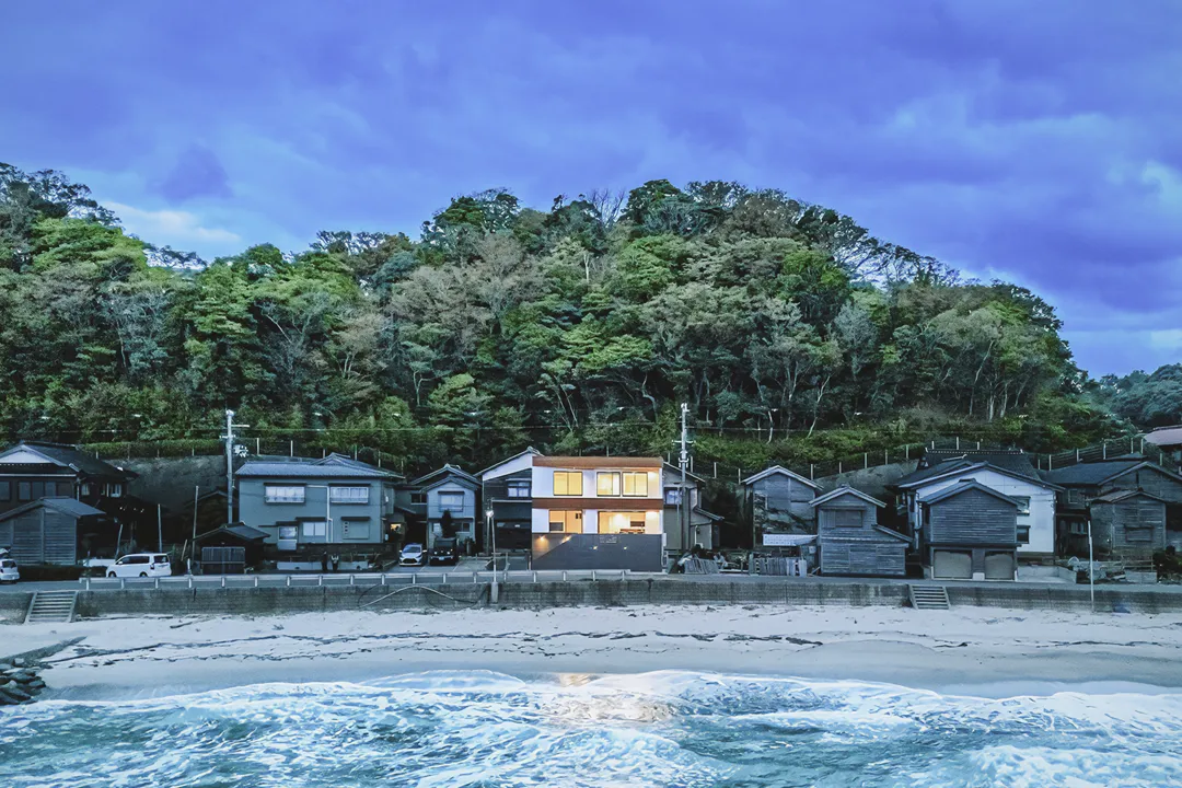 THE PLACE – 切浜の海越しにみえるHACOMEGANEの外観