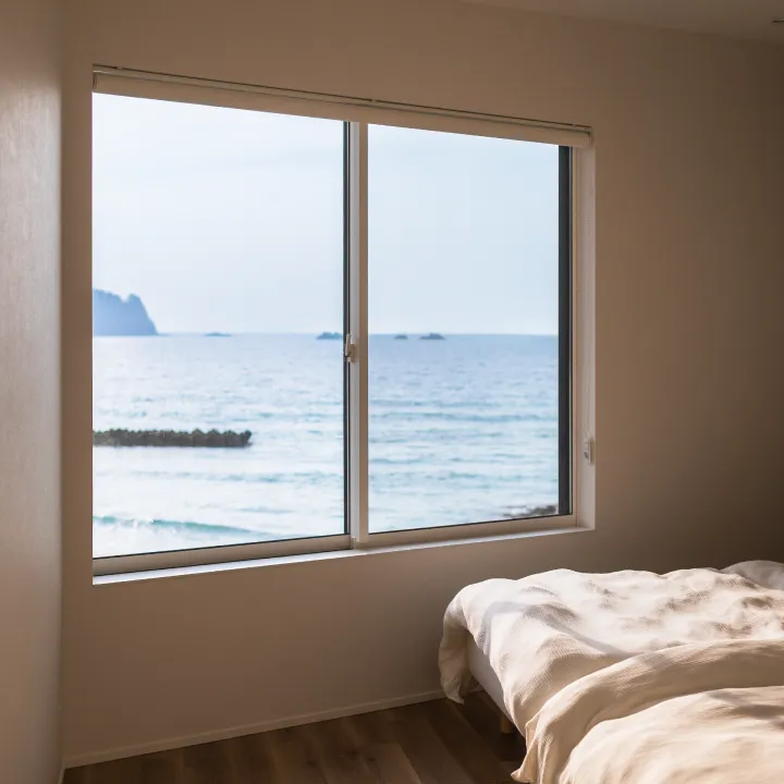 寝室1の窓からながめる海