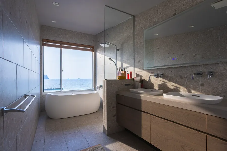 午後の光がさしこむ浴室