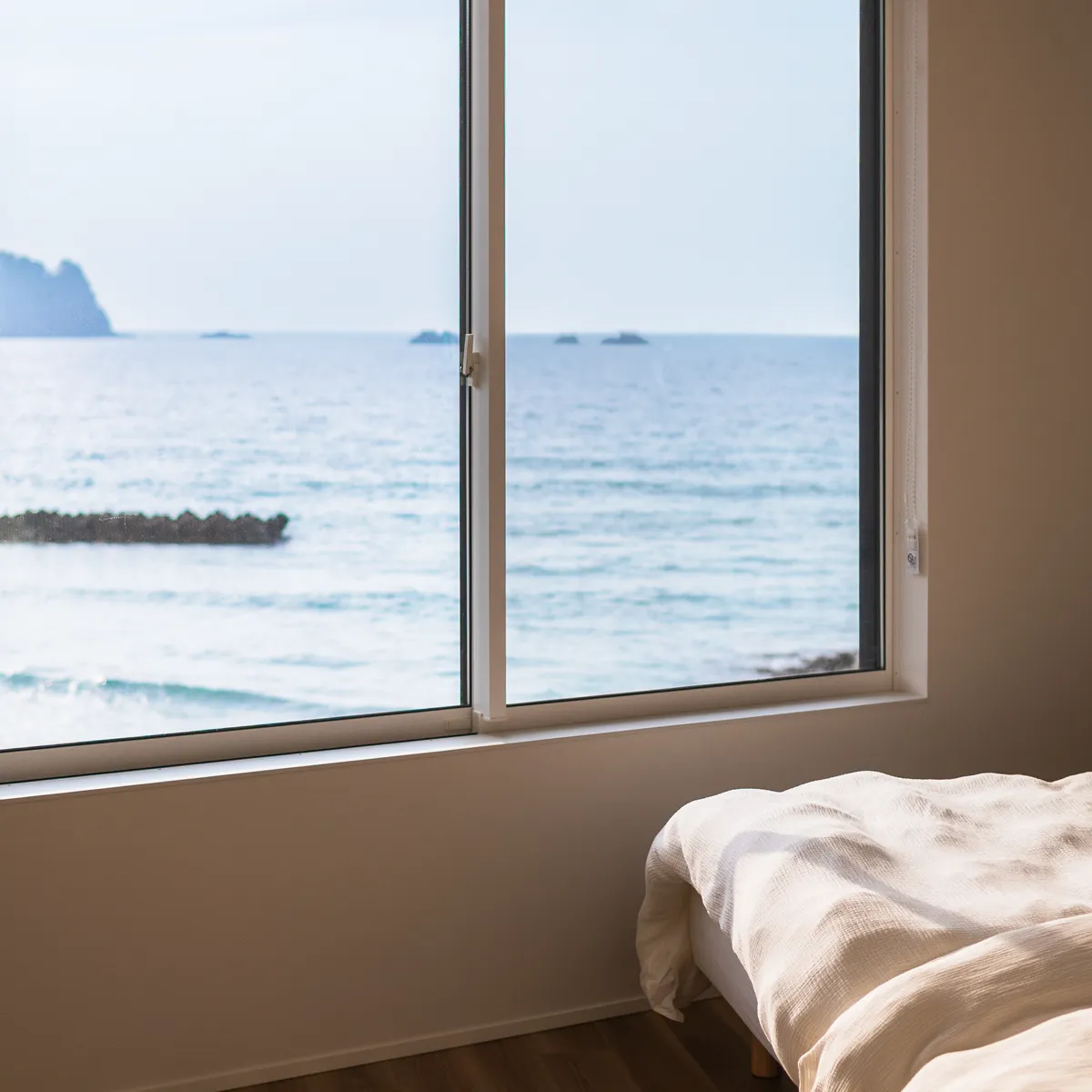 寝室1の窓からながめる切浜の海